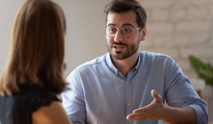 rompere il ghiaccio chiedergli un parere