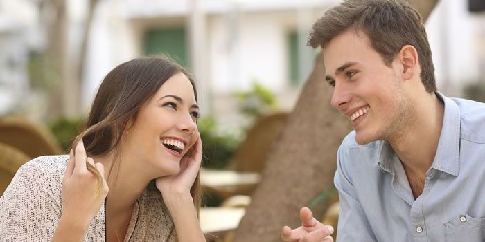 5 frasi per flirtare che lo faranno cadere ai tuoi piedi